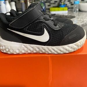 Toddler Nike Revolution 5 (TDV) black size 9T
